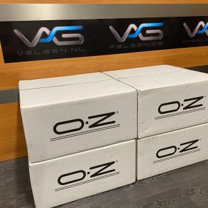 Nieuwe set OZ Racing Superturismo Evoluzione Gloss Black ET44 8,5×19 4 losse velgen. W01852209M4