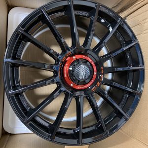 Nieuwe set OZ Racing Superturismo Evoluzione Gloss Black ET44 8,5×19 4 losse velgen. W01852209M4