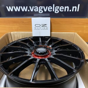 Nieuwe set OZ Racing Superturismo Evoluzione Gloss Black ET44 8,5×19 4 losse velgen. W01852209M4
