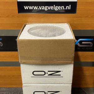 Nieuwe set OZ Racing Superturismo Evoluzione Gloss Black ET44 8,5×19 4 losse velgen. W01852209M4